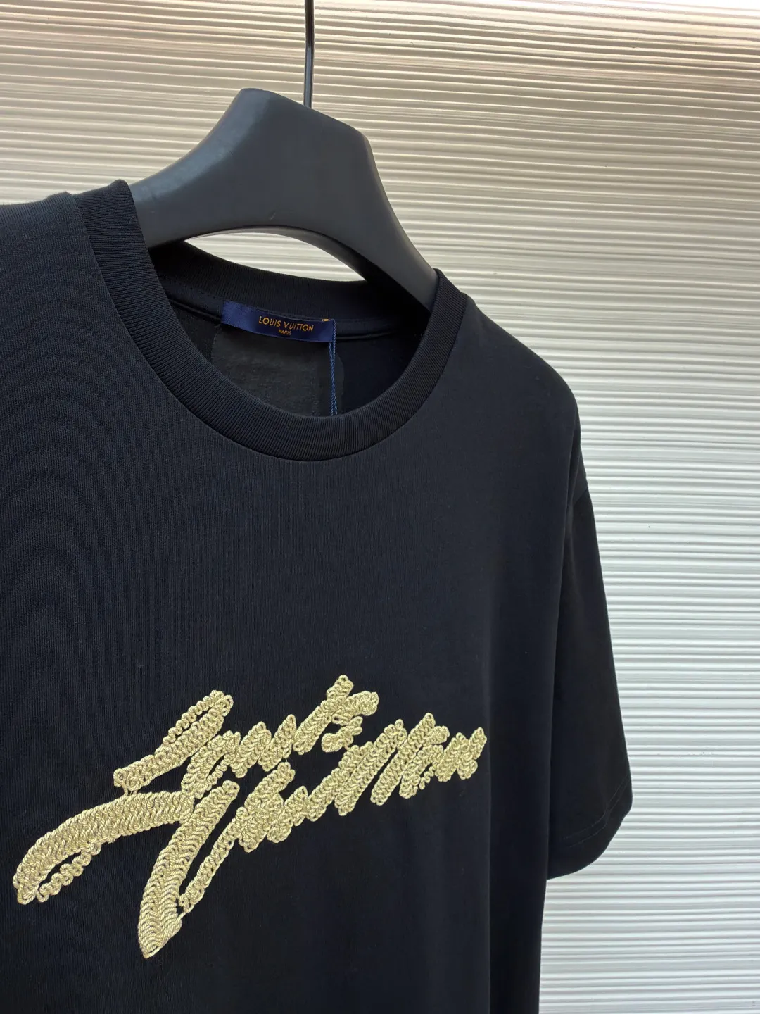 LOUIS VUITTON Raffia letter embroidered short sleeves ●Authentic product: Purchased and developed for 10399 ●Item number: 1680197-X95 ●Material: plain weave high-quality cotton ●Technology: double yarn tensioner thread ●Version: fitted version ●Weight: about 290 grams ●Size: S-M-L-XL ●Description: Clever use of iconic elements like raffia to add a touch of handcrafted flavor to the classic silhouette. Decorated with Louis Vuitton embroidery on the chest and Marque 1.Vuitton Dé 💰osée label on the back. The overall wiring is straight and delicate, the fabric is comfortable and soft, and the color is consistent without color difference. It can be matched with the same style to create a fashionable look and control various occasions. Customized accessories, complete with three standards, same style for men and women!